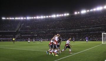 Los jugadores de River Plate celebran el 5-0.