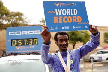 El et¨ªope Yomif Kejelcha ha establecido en Valencia un nuevo r¨¦cord del mundo en el Medio Marat¨®n Trinidad Alfonso al acabar la prueba en un tiempo oficioso de 57.30, un segundo por debajo de los 57.31 de Jacob Kiplimo en Lisboa en 2021.