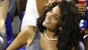 <b>¡Alegría, empezó la Liga!</b> Esta joven pizpireta se dejó ver en el estadio Rico Pérez y cuentan que al girar la cabeza la giró el estadio entero, incluidos Caparrós y el Boquerón. Basta observarla para comprobar sus poderes hipnóticos. Con ella el Hércules puede aspirar a cualquier cosa. Basta ubicarla en lugar preferente y visible.