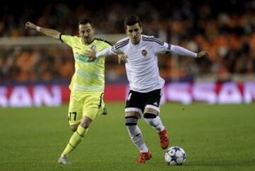 El defensa del Valencia CF Jose Gayá disputa un balón con el centrocampista suizo del Gante, durante el partido de la tercera jornada de la fase de grupos de Liga de Campeones que se juega esta noche en el campo de Mestalla