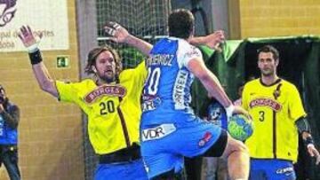 <b>BLOQUEO. </b>Jernemyr se dispone a frenar al lanzador Jurkiewicz.