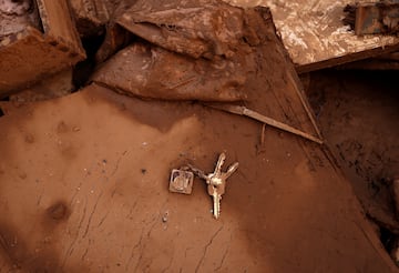 Unas llaves aparecen en medio del barro en una calle tras las inundaciones provocadas por las fuertes lluvias, en Paiporta, cerca de Valencia, España.