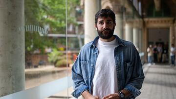 El jugador de baloncesto Ricky Rubio posa tras una rueda de prensa de la Ricky Rubio Foundation y UOMi Cancer Center, a 14 de junio de 2024, en Madrid (España). Durante la rueda de prensa, han presentado el III Congreso de Ensayos Clínicos en Oncología, CECOB 2024.