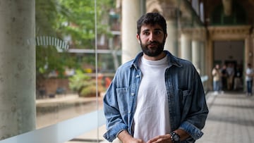 El jugador de baloncesto Ricky Rubio posa tras una rueda de prensa de la Ricky Rubio Foundation y UOMi Cancer Center, a 14 de junio de 2024, en Madrid (España). Durante la rueda de prensa, han presentado el III Congreso de Ensayos Clínicos en Oncología, CECOB 2024.