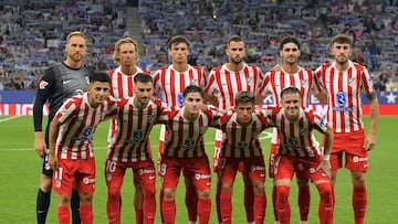 Atletico Madrid players pose for a team photo before the Spanish league football match between RCD Espanyol and Club Atletico de Madrid at�RCDE Stadium in Cornella de Llobregat on August 17, 2025. (Photo by MANAURE QUINTERO / AFP)