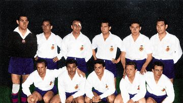 Esta camiseta blanca es singular en la historia del equipo blaugrana. Se utilizó como segunda equipación durante la temporada 1957-58. El escudo también es diferente, hace un guiño al de 1899.