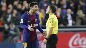 Messi protesta el gol no concedido en Mestalla