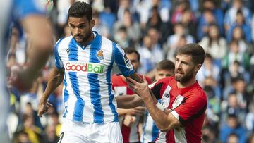 Willian José pugna un balón con Íñigo Martínez durante el derbi vasco entre Real Sociedad y Athletic de Bilbao.