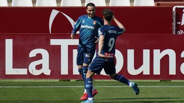 De Tom&aacute;s celebra su primer gol con Puado.