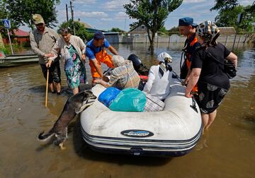 Evacuación de residentes de un área inundada tras el colapso de la represa de Nova Kakhovka en el curso del conflicto entre Rusia y Ucrania, en la ciudad de Hola Prystan en la región de Jersón.