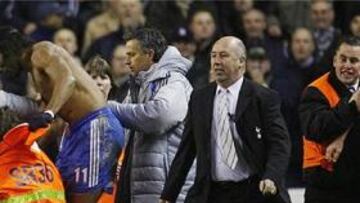 <b>ARRESTADO.</b> Los 'stewards' apresaron al fanático después de su choque con Lampard.