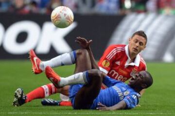 Nemanja Matic del Benfica y Nascimento Ramires del Chelsea.