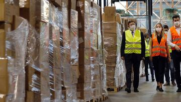 GRAFCVA5545. VALENCIA, 03/06/2020.-El president de la Generalitat, Ximo Puig visita el centro logístico de Feria Valencia que alberga material sanitario adquirido por la Comunitat Valenciana para la lucha contra la pandemia de COVID-19.EFE/Manuel Bruque