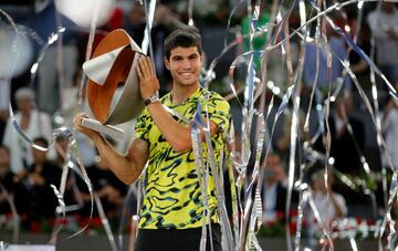 Carlos Alcaraz demostró en la final del Mutua Madrid Open que a los 20 años recién cumplidos su grado de madurez deportiva es altísimo. El número dos del mundo, que ahora tiene a tiro de un partido en Roma el número uno, venció en tres sets (6-4, 3-6 y 6-3) y 2h25 a Jan-Lennard Struff, el alemán de 33 años y 65º del mundo,