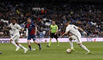 ¡¡GOLAZO DE BENZEMA!! ¡Recibió un balón de Marcelo dentro del área, se acomodó la pelota con la diestra y disparó con rosca para poner el balón lejos del alcance de Santamaría!