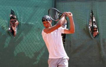 13-04-15. Los aficionados observan a través de las vallas el entrenamiento de Rafa Nadal en el Masters de Monte-Carlo.