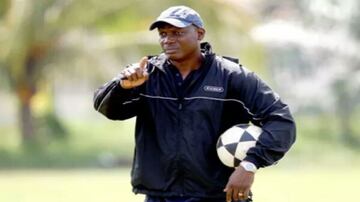 El estratega catracho tomó de forma interina el mando del combinado nacional en julio del 2004. Su primer partido fue un amistoso contra Panamá, mismo que terminó empatado sin goles.