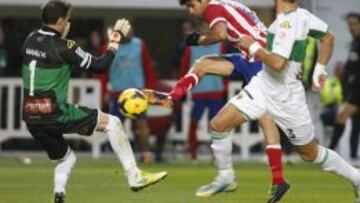 Diego Costa marca su gol número 15 ante el Elche el pasado sábado en el Martínez Valero.