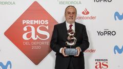Alfredo Rela&ntilde;o recogi&oacute; el Premio AS Leyenda en nombre de la familia de Michael Robinson.