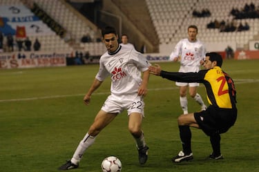 그는 2002-03 시즌에 1부 리그로 승격한 Cesar Ferrando 팀의 핵심 멤버였습니다. 그는 그해 39경기에 출전해 스페인에서 가장 유망한 센터백 중 한 명으로 자리매김했습니다. 다음 캠페인(2003~04)에서 그는 최상위 클래스가 그에게 너무 크지 않다는 것을 보여주었습니다. 