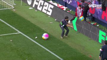 El Sadar lanzó dos balones de playa a Vinicius