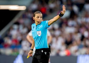 La árbitra Stephanie Frappard.