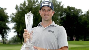 Michael Thompson posa con el trofeo que le acredita como ganador del 3M Open.