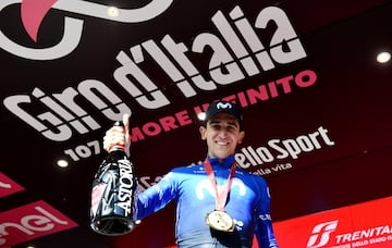 Pelayo Sánchez, con su medalla de ganador de etapa en Rapolano Terme.