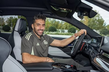 La plantilla del Real Madrid Baloncesto recibe sus nuevos coches