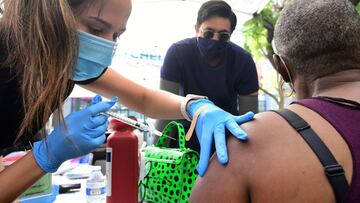 La FDA autorizó la dosis de refuerzo de la vacuna contra el COVID-19 para mayores de 65 años y personas con riesgo alto de infección. Aquí los detalles.