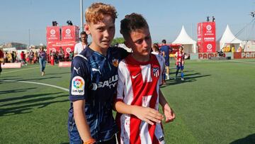 El portero del Valencia consuela a un jugador del Atl&eacute;tico.