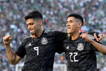 Raúl Jiménez y Uriel Antuna celebrando la goleada México 8-0 Cuba de la jornada 1 de la Copa Oro 2019.