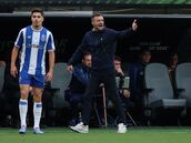 Un ex DT del Porto asoma en la U