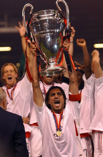 Maldini no solamente hered¨® el nombre de su padre, sino tambi¨¦n el idilio con una ciudad, una afici¨®n y un equipo: AC Milan. El polifac¨¦tico defensor fue una leyenda del Milan, uno de esos pocos jugadores que forman parte de un ¨²nico club en toda su trayectoria deportiva. Adem¨¢s, ha sido protagonista de los a?os de ¨¦xito del club rossonero y posee en su haber siete Scudettos y cinco Copas de Europa, entre otros t¨ªtulos.