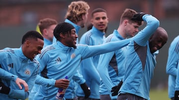 Elanga bromea con Wissa en el entrenamiento del Newcastle.
