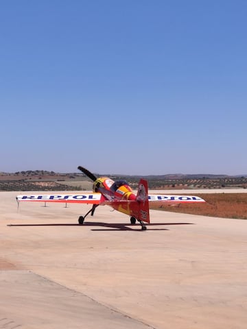 Cstor Fantoba espera su turno para volar en la pista del aerdromo de La Caminera