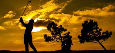 La belleza del atardecer en un campo de golf