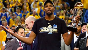 Kevin Durant recibe el premio de MVP de las Finales de la NBA 2017.