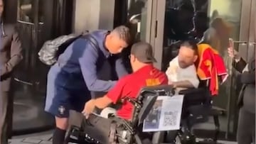 Cristiano es ‘atropellado’ por un joven en silla de ruedas y su reacción ya es viral