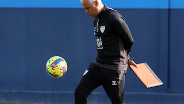 Sergio Pellicer da vueltas a la alineación.