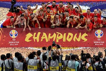 Spain celebrate their championship win.