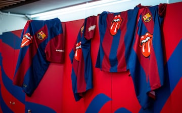 Por un lado la FC Barcelona x The Rolling Stones Limited Edition constará de 1899 unidades en calidad Match y, por otro, la FC Barcelona x The Rolling Stones Signed Limited Edition, que será la más exclusiva, constará de sólo 22 unidades de la camiseta.