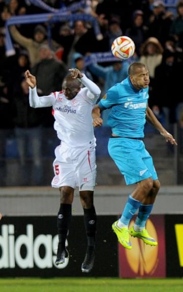 Stephane Mbia con José Rondón.