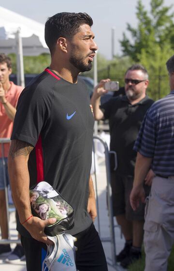 Se mantiene ajeno a rumores de fichajes. El uruguayo es titularísimo en el Barcelona y feliz con sus amigos Messi y Neymar. La MSN ya se pone a punto para la temporada.