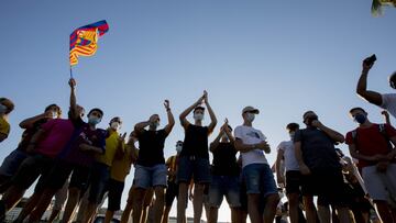 Los aficionados del FC Barcelona se manifestaron en las puertas del club.