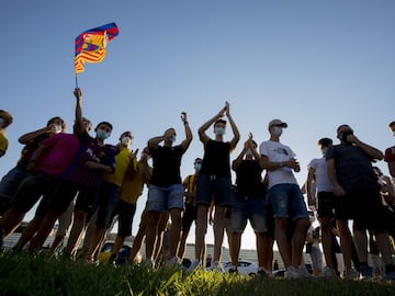 Los aficionados del FC Barcelona se manifestaron en las puertas del club.