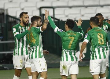 Los jugadores del Betis celebran el 1-0 de Borja Iglesias al Barcelona. 