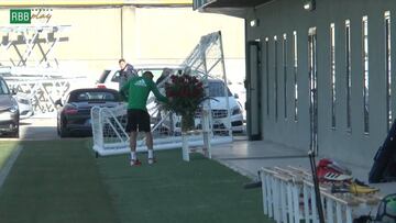 Joaquín encuentra unas flores en el entrenamiento... y lo que hizo sólo se le podía ocurrir a él