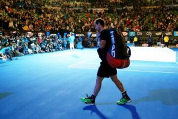 Andy Murray se retira del recinto, mientras Djokovic celebra.