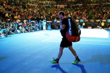 Andy Murray se retira del recinto, mientras Djokovic celebra.